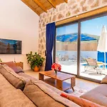 Bezirgan Village 2 Bedroom Vilă *