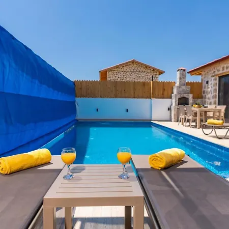Bezirgan Village 2 Bedroom فيلة كالكان